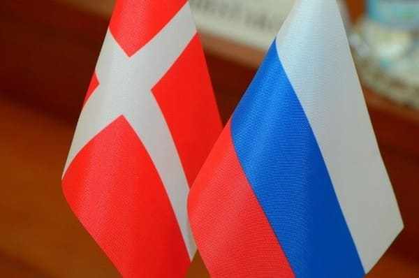 Российский и датский флаги