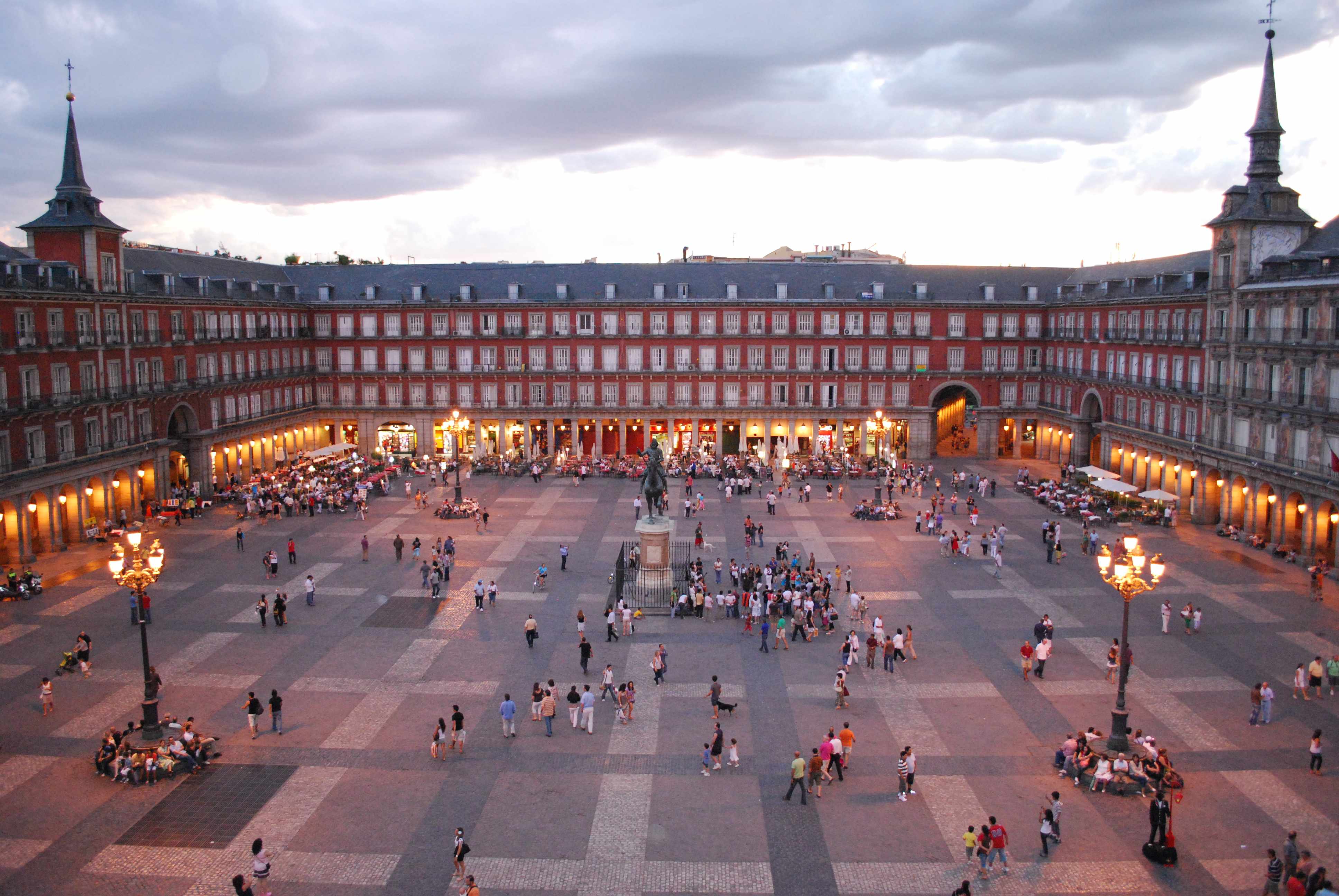 Plaza Mayor - Главная площадь, расположена в так называемом - австрийском Мадриде.