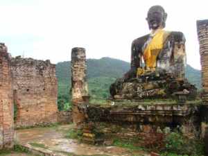 Руины буддийского храма Muang Khoun