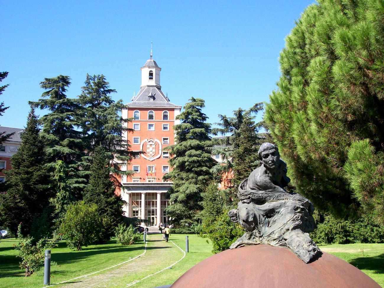 Universidad Complutense de Madrid - Мадридский университет Комплутенсе считается одним из лучших государственных учебных заведений в Испании.