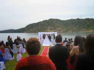 Свадба в Чили: священник проводит свадебную церемонию и зачитывает соответствующие отрывки из библии.