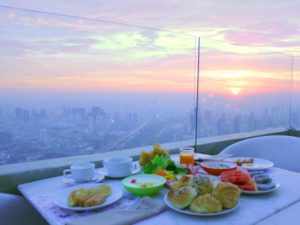 Прекрасный завтрак и шикарный вид из Baiyoke Sky Hotel в Baioke Sky Tower.