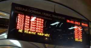 Табло с расписанием движения пражского ночного автобуса №510