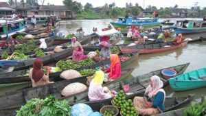 Индонезийский плавучий продуктовый рынок